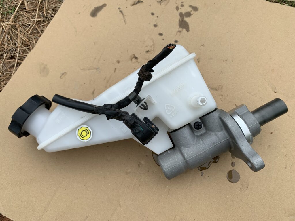 OEM Brake Master Cylinder Assembly 58510-J9200